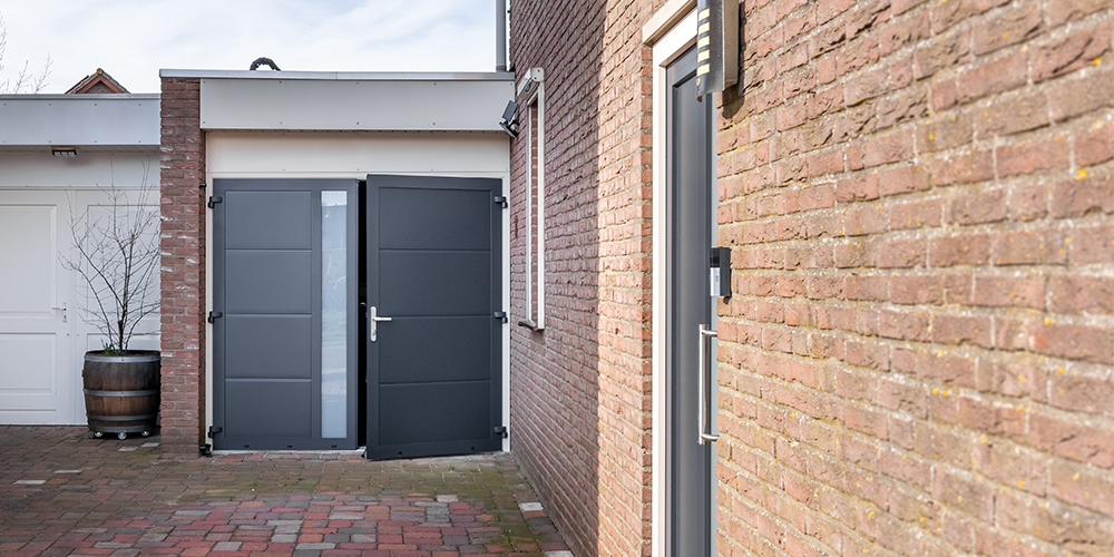 Antraciet openslaande garagedeur