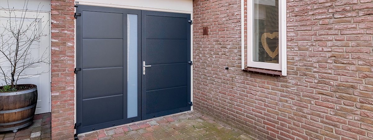 Openslaande garagedeur met glas antraciet