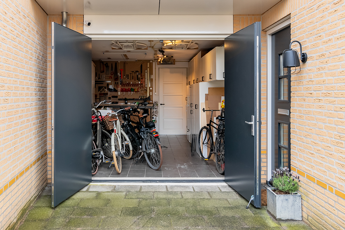 Dubbele garagedeuren openslaand
