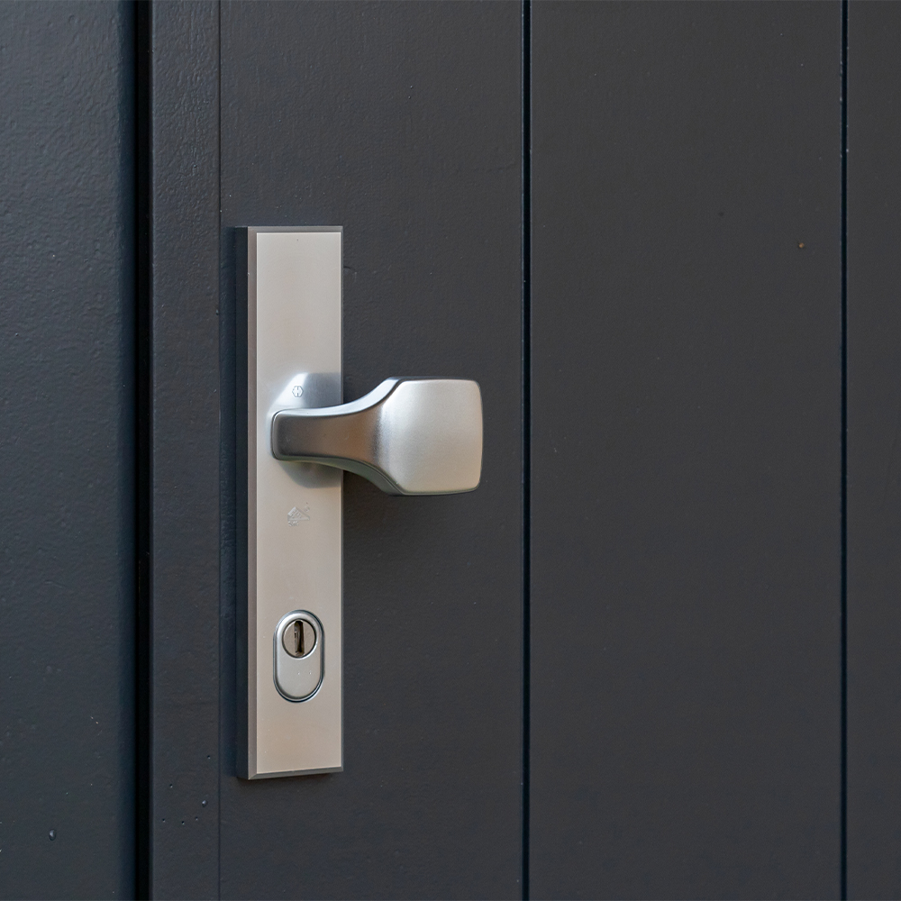 Veilige garagedeur van hout