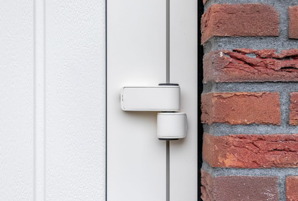 Witte openslaande garagedeuren