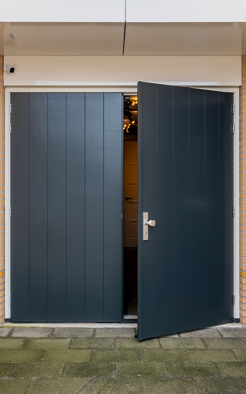 Gebruiksgemak houten openslaande garagedeur