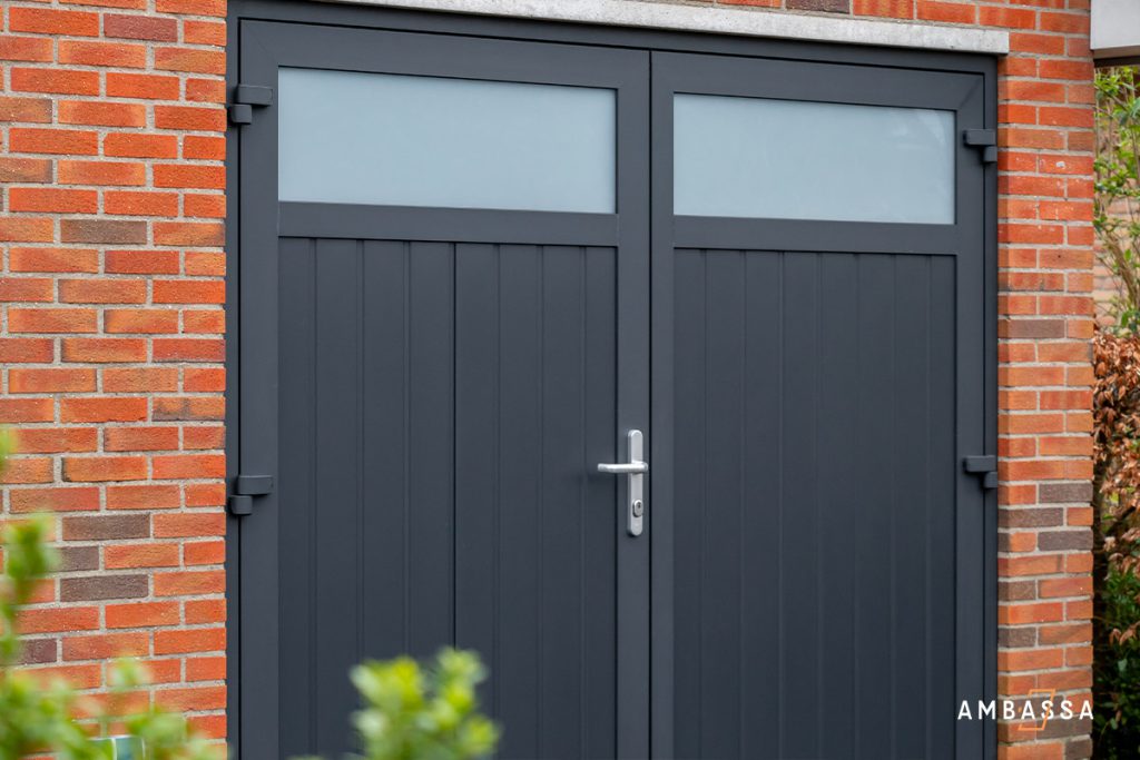 Moderne garagdeur zwart met glas