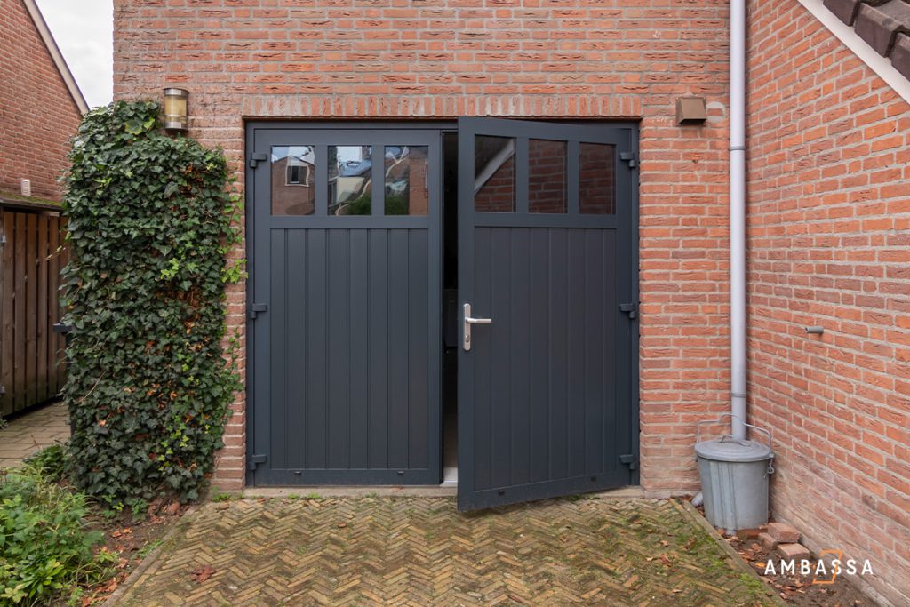 Scharnier, deur en kozijn in mattzwart