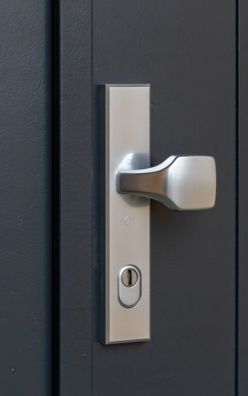 Veiligheid houten openslaande garagedeur