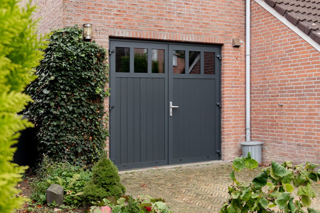 Openslaande garagedeur met glas