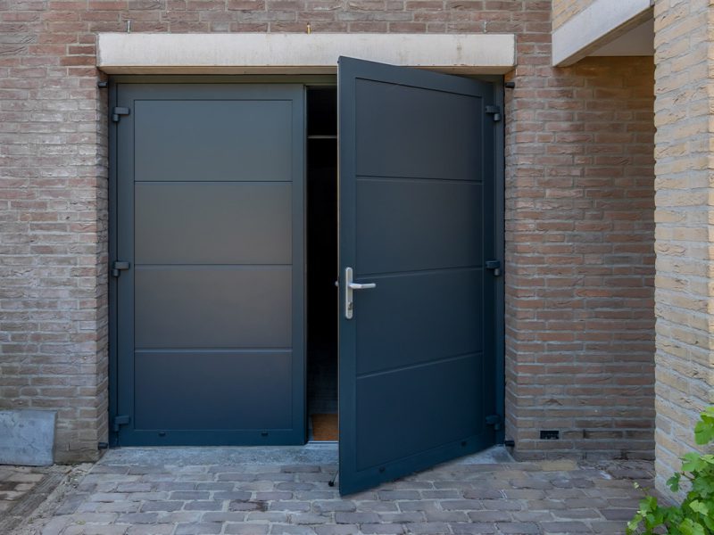 Openslaande garagedeur van 4 meter breed antraciet