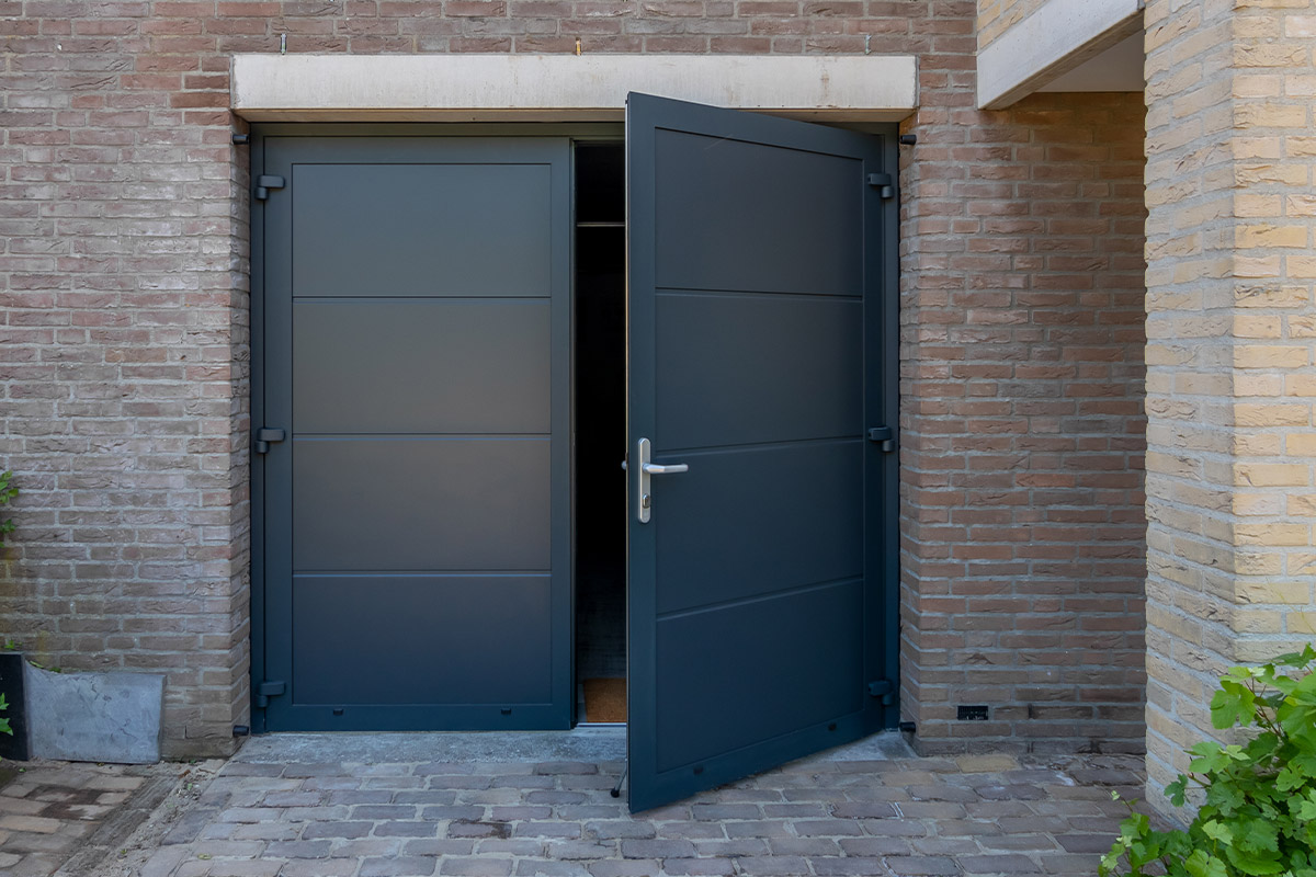 openslaande-garagedeur-ambassa-antraciet Openslaande garagedeur van 3 meter breed antraciet