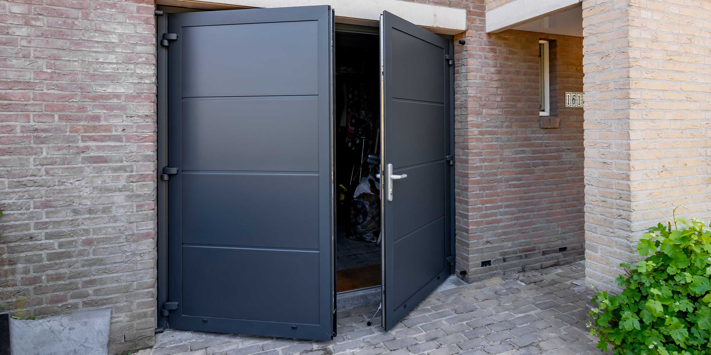 Openslaande garagedeur 3 meter breed grijs