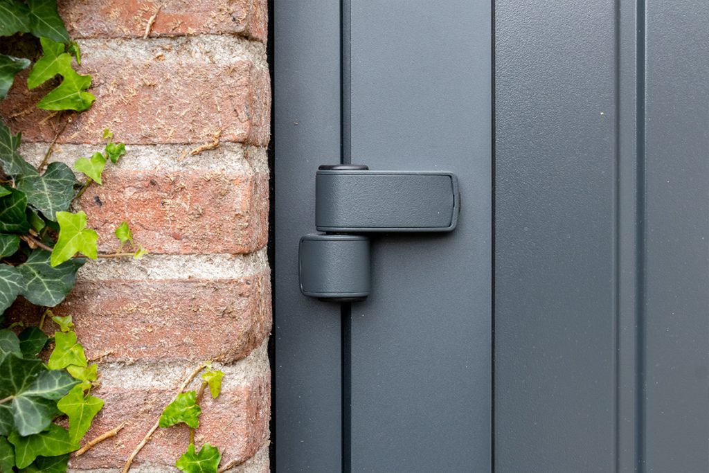 isolatietest met meetapparaat voor isolatiewaarde geïsoleerde garagedeur