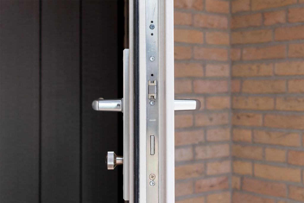 veiligheid houten openslaande garagedeuren