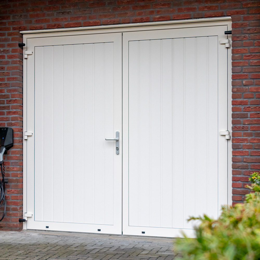 Witte openslaande garagedeur