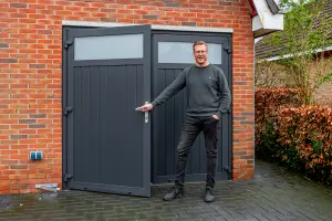 Ambassadeur-ambassa-2 Zwarte openslaande garagedeur