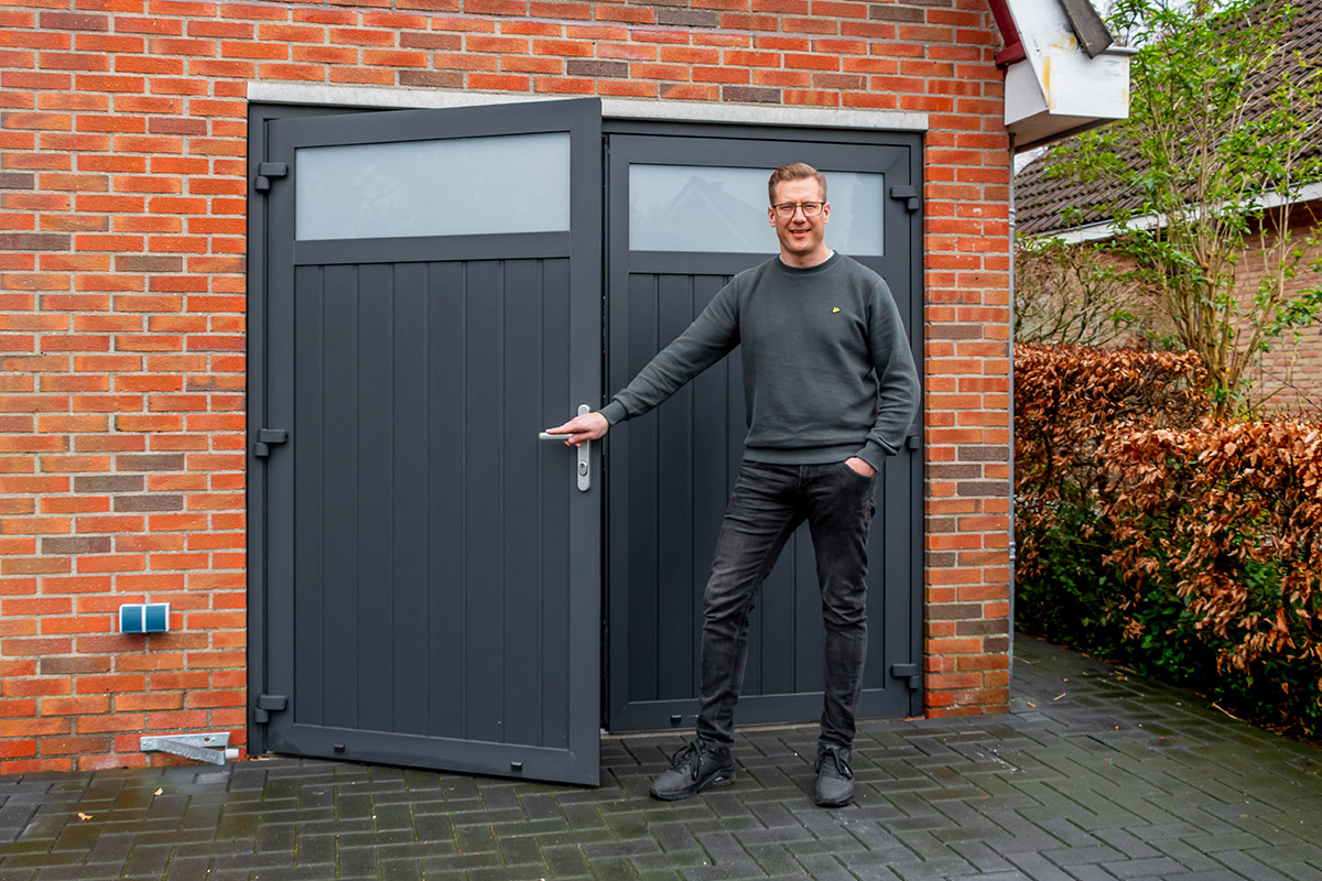 Zwarte openslaande garagedeur
