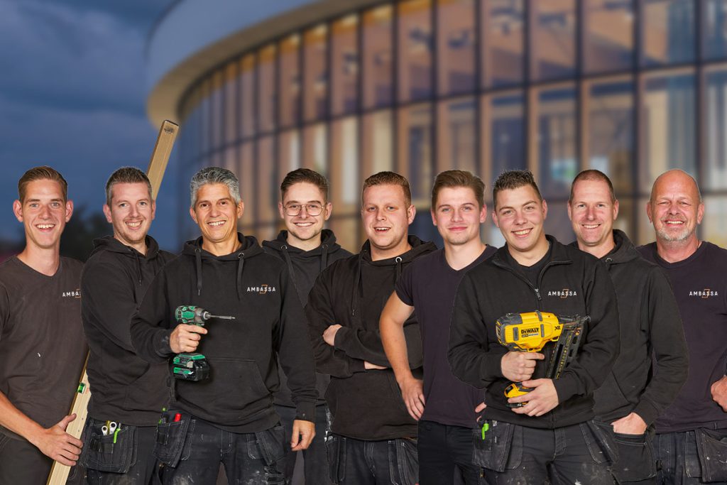 isolatietest met meetapparaat voor isolatiewaarde geïsoleerde garagedeur