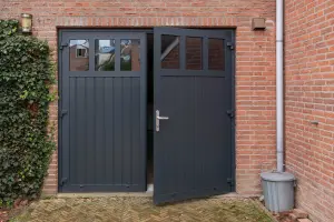 Openslaande-garagedeur-RAL7016-antracietgrijs Garagedeur met smalle raampjes