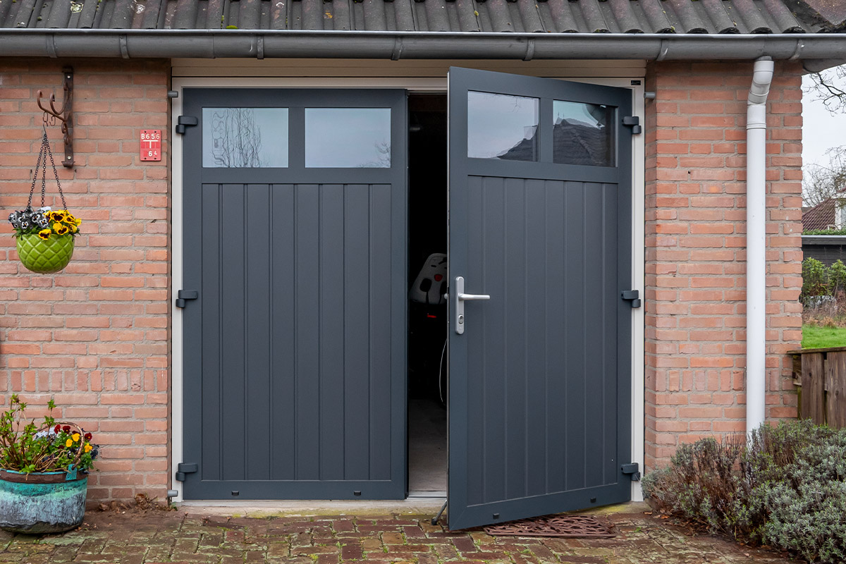 Openslaande-garagedeur-ambassa garagedeur