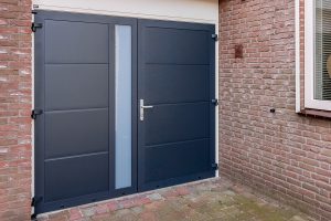 Openslaande-garagedeur-met-verticaal-glas