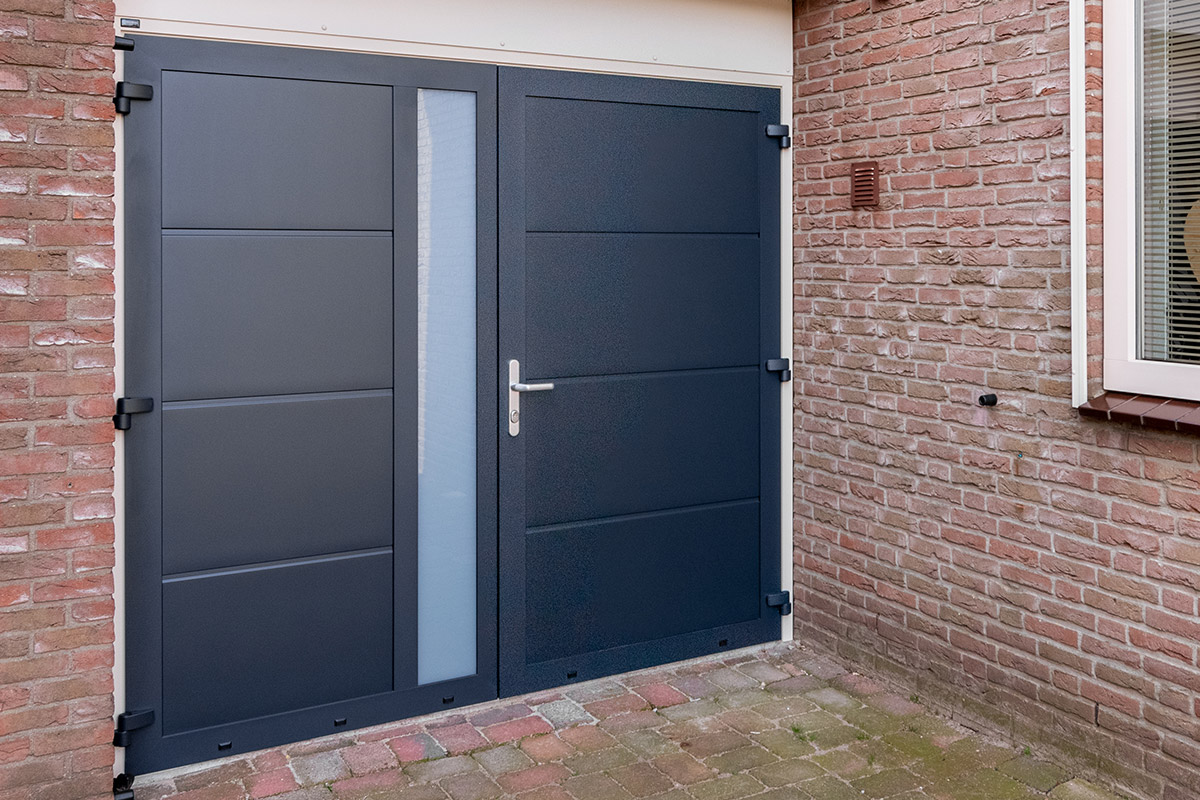 onderhoudsvrije openslaande garagedeuren met verticaal glas