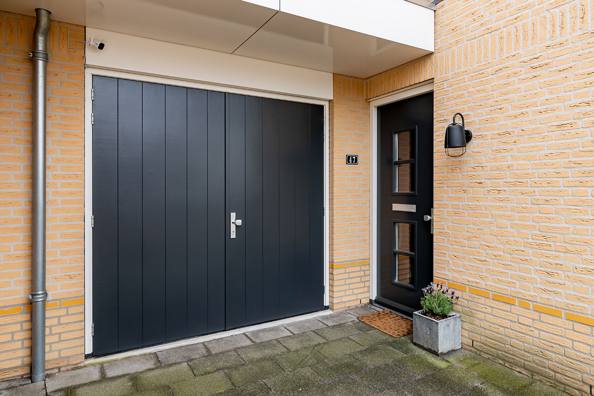 Top-kwaliteit-garagedeuren Ambassa houten openslaande garagedeur