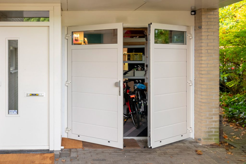 Witte openslaande garagedeur