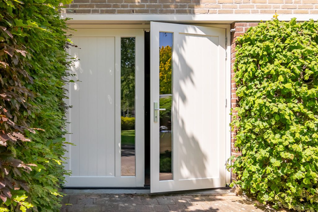 ambassa openslaande garagedeur van hout