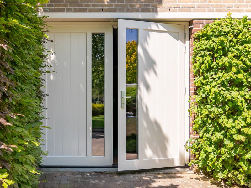 ambassa openslaande garagedeur van hout