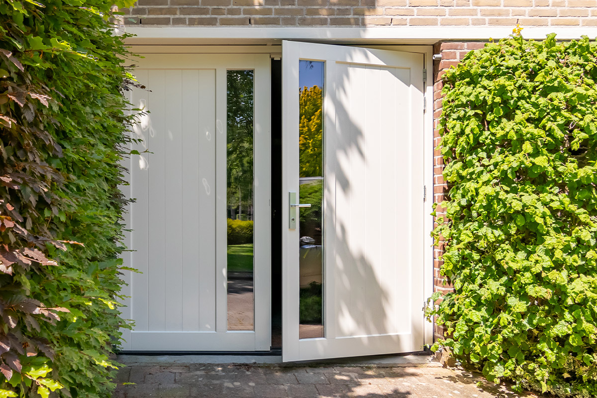 Houten garagedeur verticaal glas