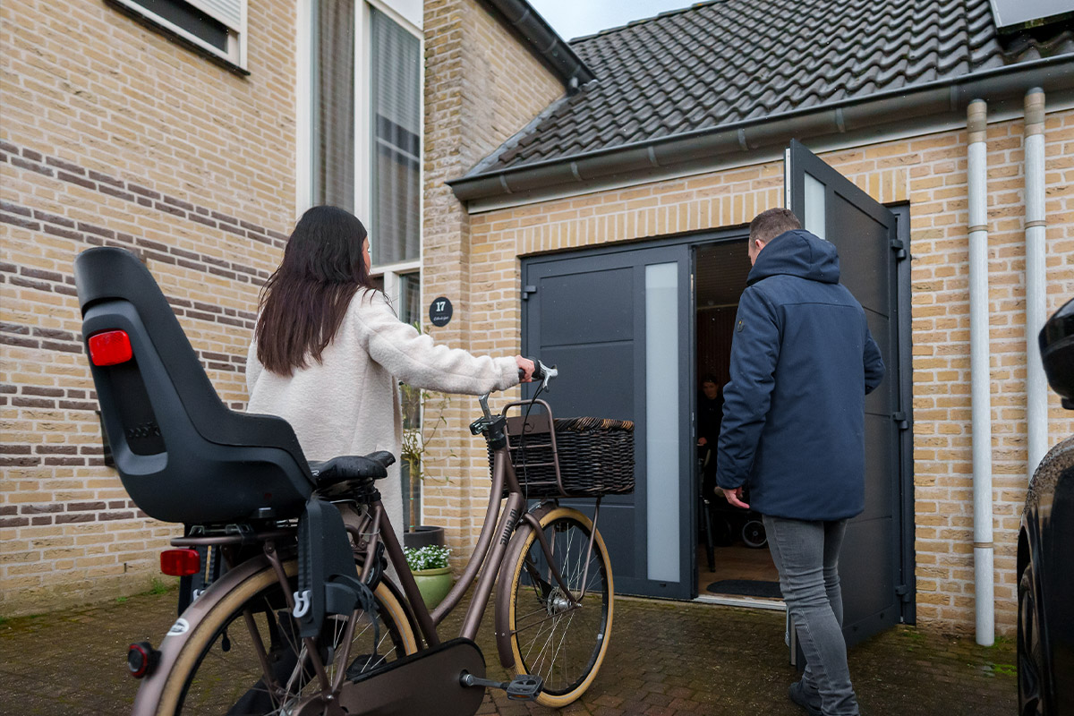 ambassa-openslaande-garagedeuren grijze garagedeur