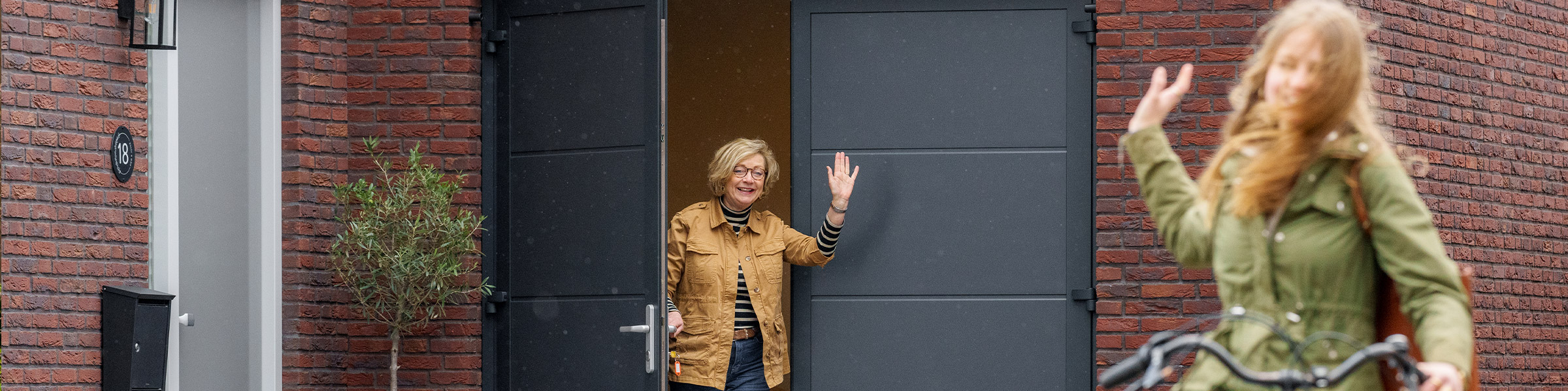 Openslaande garagedeuren fietser schoolgaand