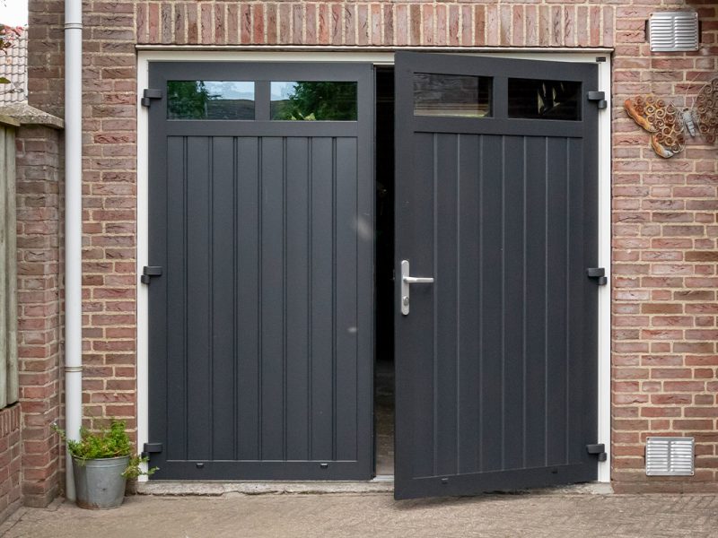 Stijlvolle kunststof openslaande garagedeur 3 meter breed