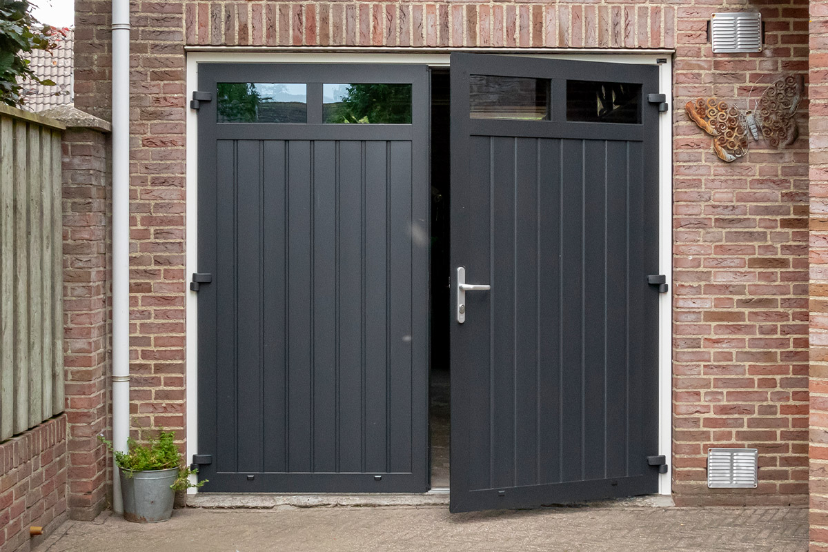 ambassa-stijlvolle-openslaande-garagedeur openslaande garagedeur grijs