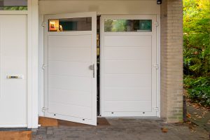 ambassa-witte-openslaande-garagedeur