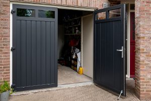 antraciet-openslaande-garagedeur-met-glas