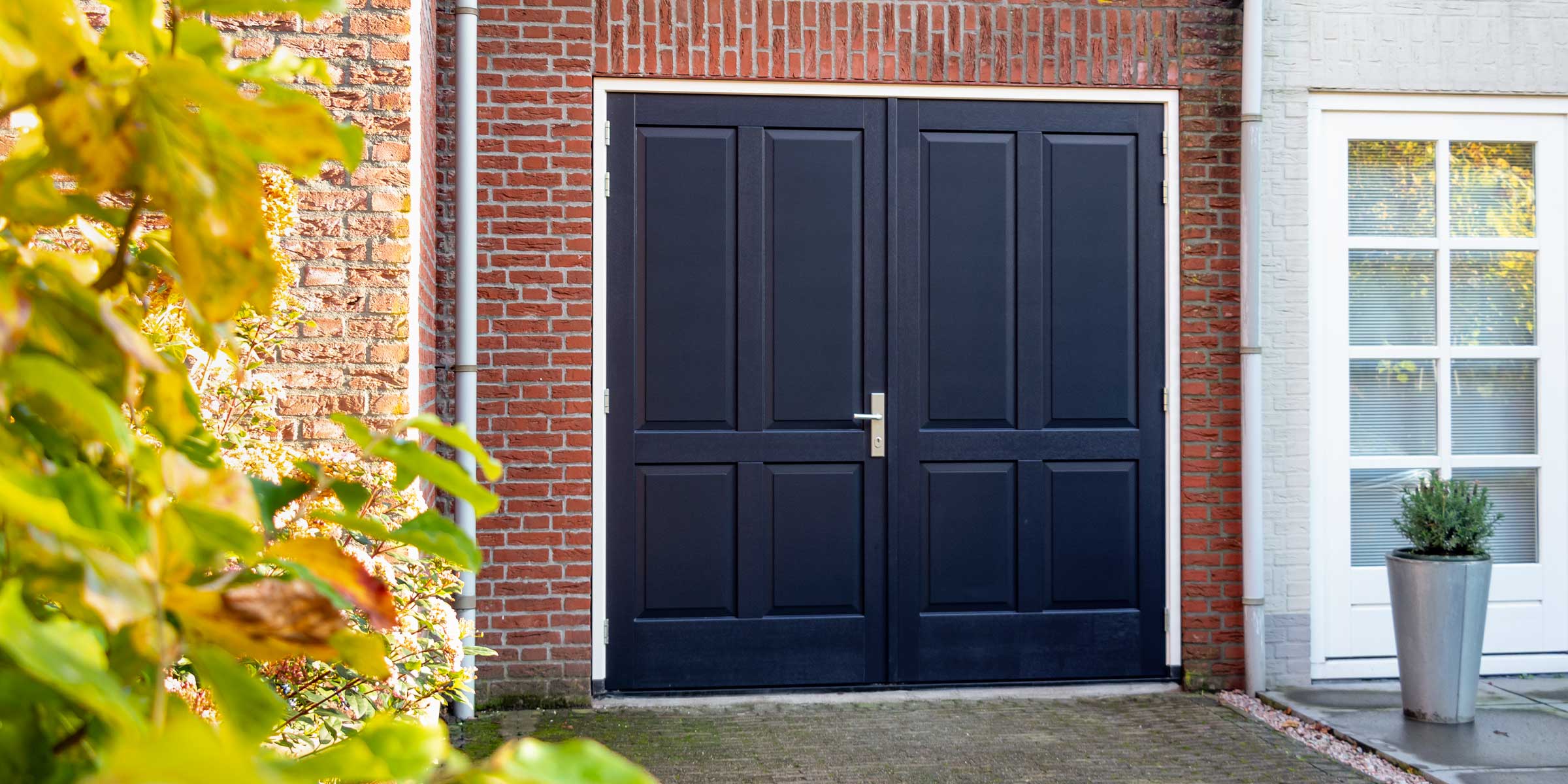 Houten openslaande garagedeur met sierlijsten