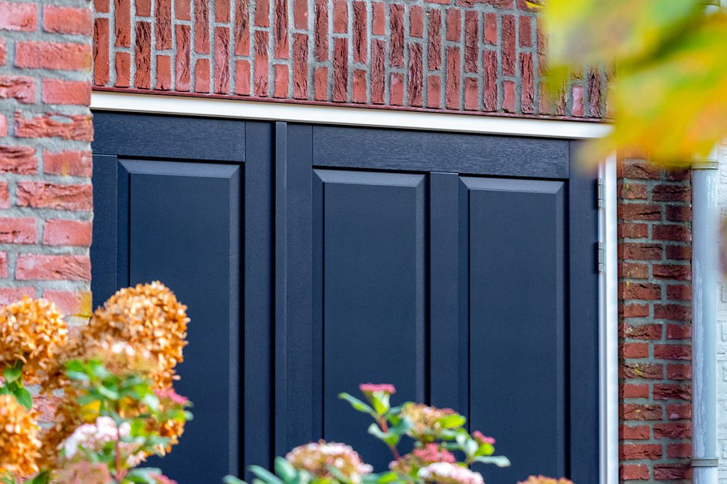 Houten openslaande garagedeur met sierlijsten