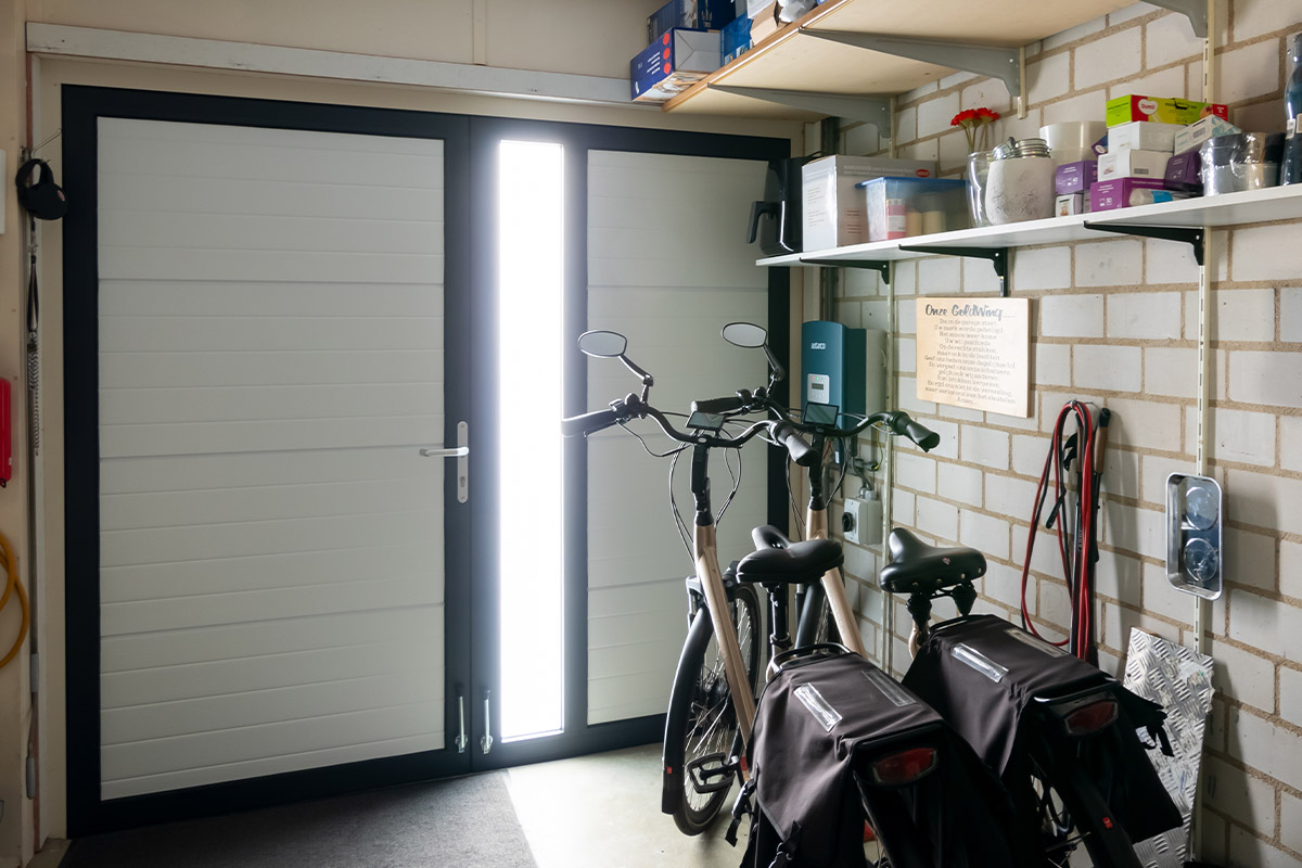 Onderhoudsvrije openslaande garagedeuren met glas