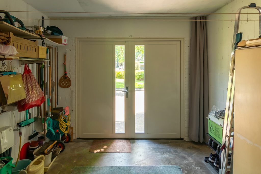 Houten openslaande garagedeur met glas