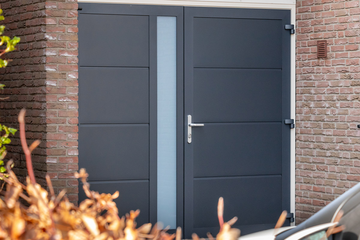 Op maat gemaakte onderhoudsvrije openslaande garagedeuren