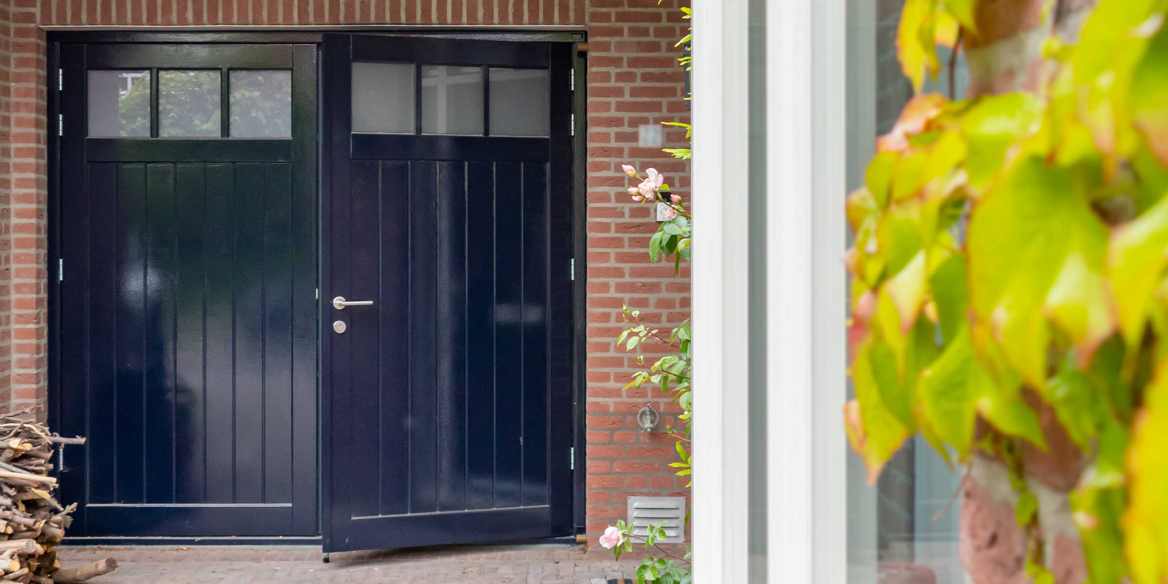 Klassieke garagedeuren van hout blauw