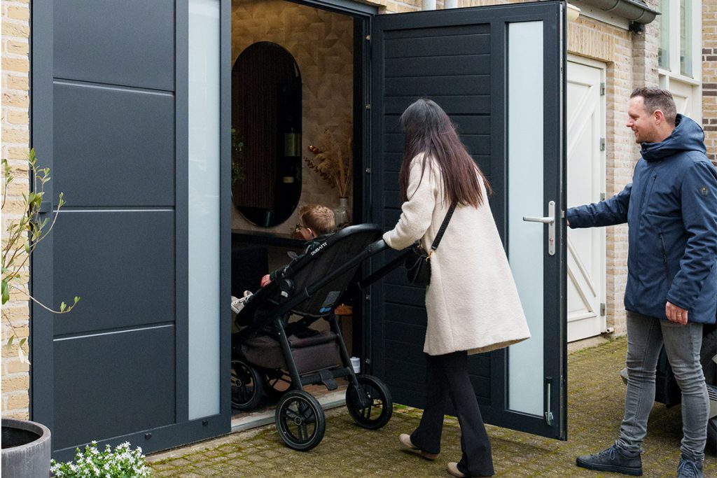 Voordeel geïsoleerde openslaande garagedeur