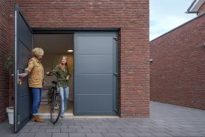 gebruiksgemak-openslaande-garagedeur-ambassa garagedeur met loopdeur