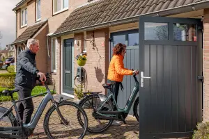 gebruksgemak-openslaande-garagedeur-fietsen Moderne garagedeur