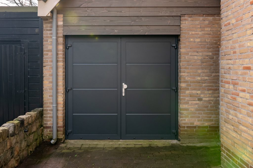 Openslaande garagedeuren onderhoudsarm