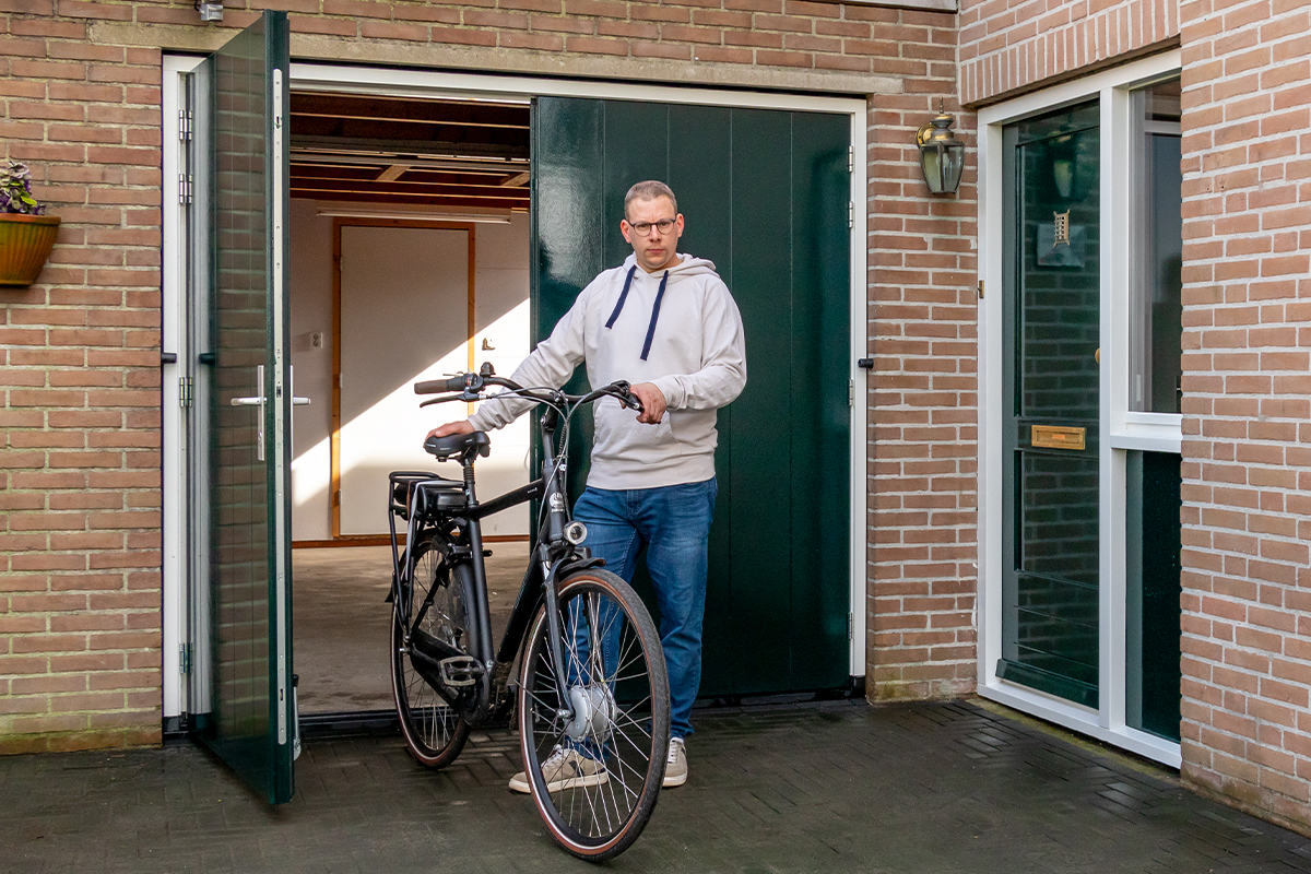 houten-openslaande-garagedeur-ambassa Moderne openslaande garagedeur van Ambassa