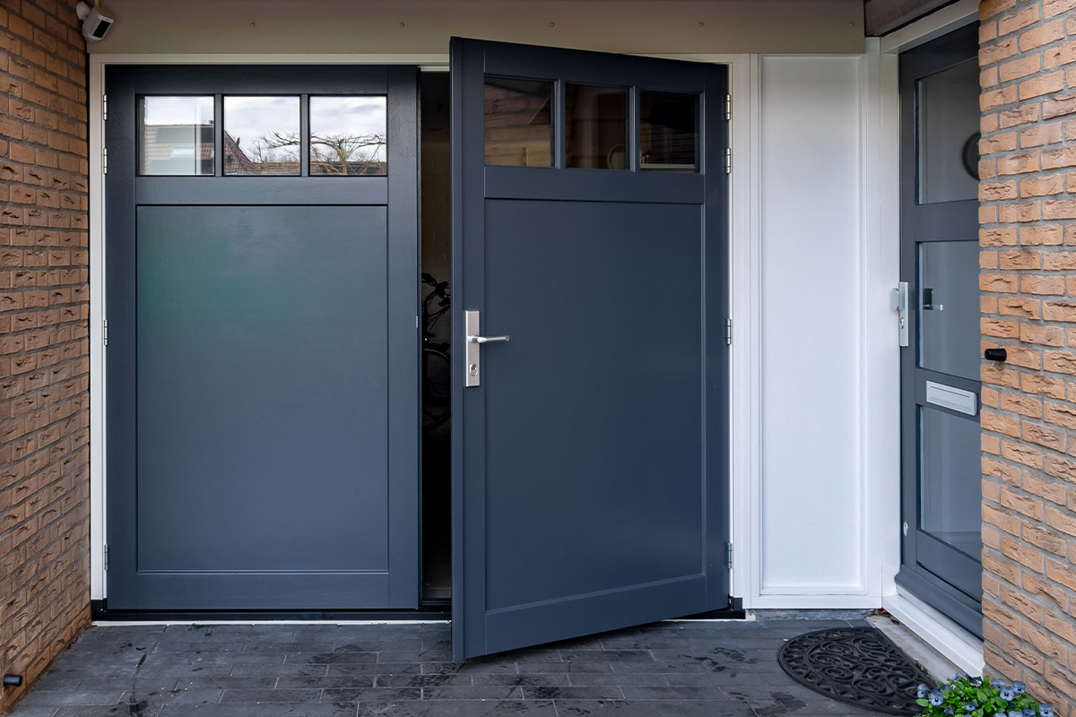 houten-openslaande-garagedeur-ambassa-grijs Houten openslaande garagedeur inclusief ramen boven
