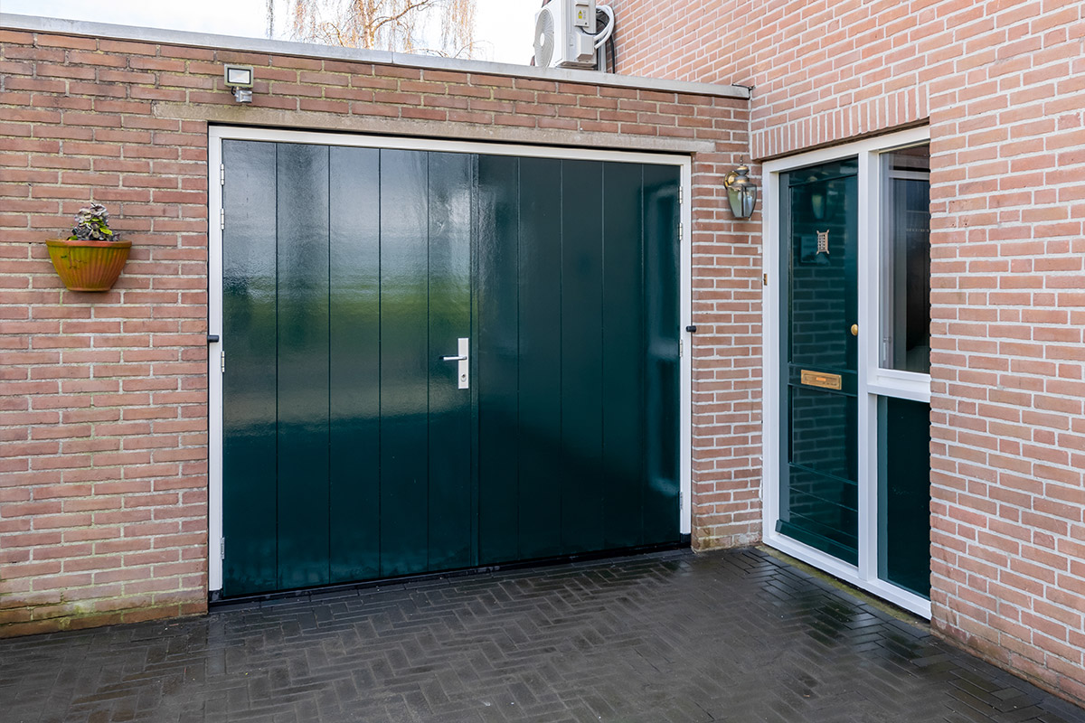houten-openslaande-garagedeur-ambassa groene houten openslaande garagedeur ambassa