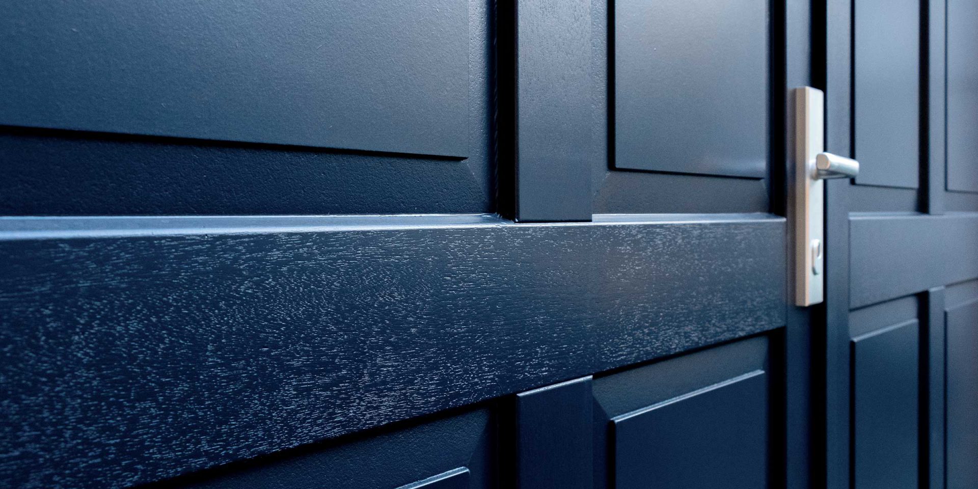 Houten garagedeur met sierlijsten