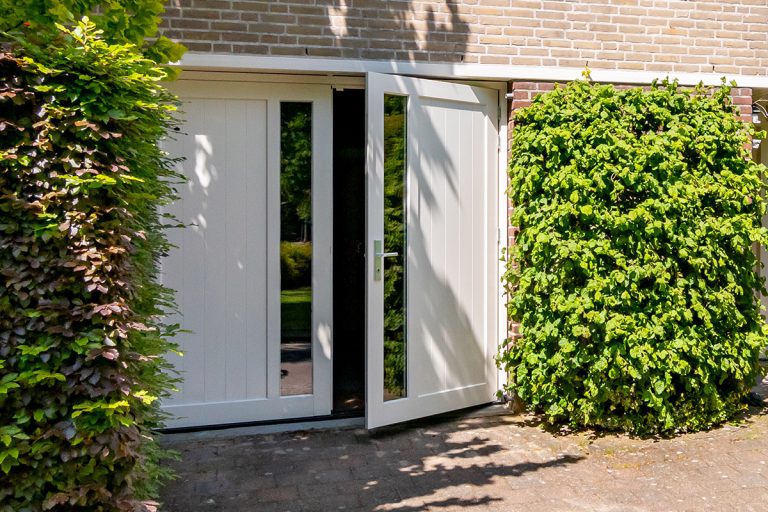 houten-openslaande-garagedeur-verticaal-ambassa