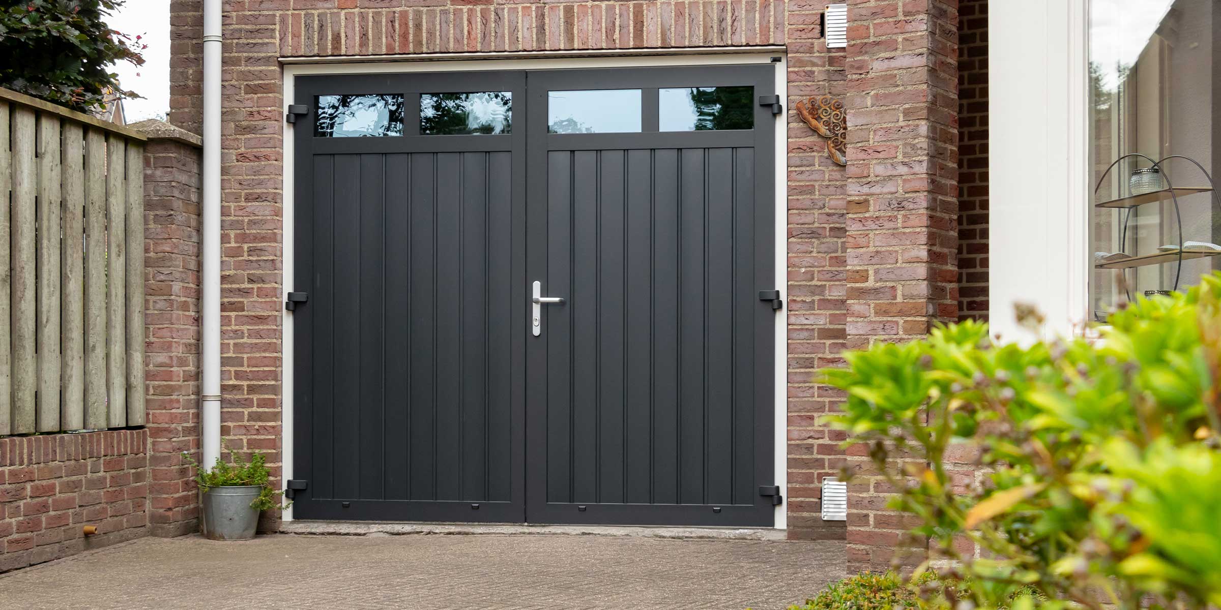 Openslaande garagedeur zwartgrijs